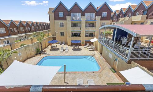 3 Bedroom 1st Floor Apartment Pool View image