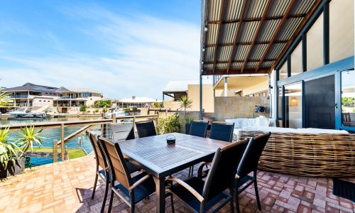 3 Bedroom Executive Holiday Home on the Canals image