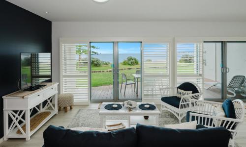 Beachfront Bliss 1 – 1 Bedroom Beachfront Villa image